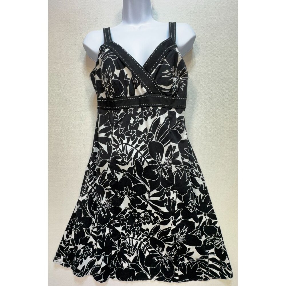 R & K Originals Womens Fit & Flare Dress Empire Waist Size 8P Black White Floral